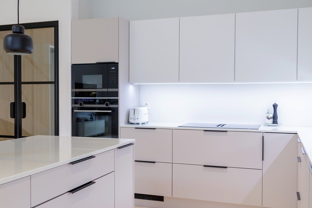 Kitchen countertop with powerful colour temperature adjustable LED strip. The led strip has a cold shade © LedStore.fi